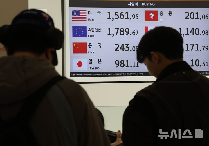 [인천공항=뉴시스] 배훈식 기자 = 이란 전쟁 여파로 원 달러 환율이 1500원을 돌파한 16일 오전 인천국제공항 환전소에서 1달러에 1560원 대를 기록하고 있다. 2026.03.16. dahora83@newsis.com