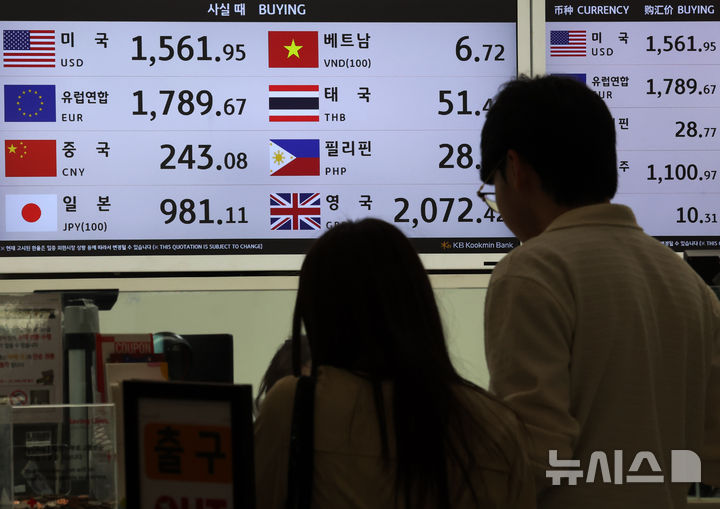 [인천공항=뉴시스] 배훈식 기자 = 이란 전쟁 여파로 원 달러 환율이 1500원을 돌파한 16일 오전 인천국제공항 환전소에서 1달러에 1560원 대를 기록하고 있다. 2026.03.16. dahora83@newsis.com