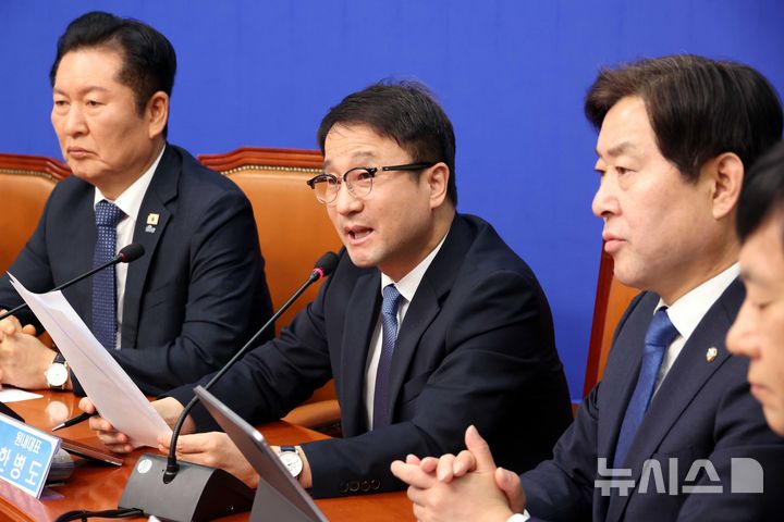 [서울=뉴시스] 조성봉 기자 = 한병도 더불어민주당 원내대표가 16일 오전 서울 여의도 국회에서 열린 최고위원회의에서 발언을 하고 있다. 2026.03.16. suncho21@newsis.com