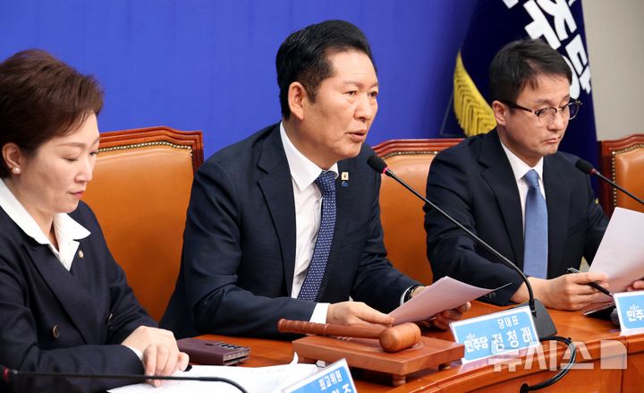 [서울=뉴시스] 조성봉 기자 = 정청래 더불어민주당 대표가 16일 오전 서울 여의도 국회에서 열린 최고위원회의에서 발언을 하고 있다. 2026.03.16. suncho21@newsis.com