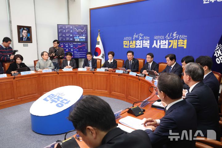 [서울=뉴시스] 조성봉 기자 = 정청래 더불어민주당 대표가 16일 오전 서울 여의도 국회에서 열린 최고위원회의에서 발언을 하고 있다. 2026.03.16. suncho21@newsis.com