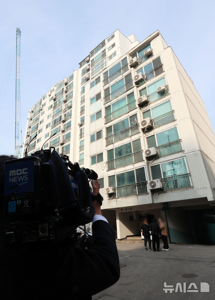 [서울=뉴시스] 조성우 기자 = 3대 특검의 남은 의혹들을 수사하는 2차 종합 특별검사팀이 16일 오전 '관저 이전 의혹'과 관련해 서울 강남구 삼성동에 있는 윤한홍 국민의힘 의원 자택을 압수수색 하는 가운데 취재진이 대기하고 있다. 2026.03.16. xconfind@newsis.com