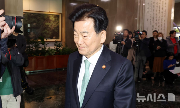 [서울=뉴시스] 추상철 기자 = 정동영 통일부 장관이 16일 오전 서울 종로구 정부서울청사에서 '김민석 국무총리와 트럼프 미국 대통령의 면담'을 통한 대북정책과 관련 취재진의 질문에 답변후 이동하고 있다. 2026.03.16. scchoo@newsis.com