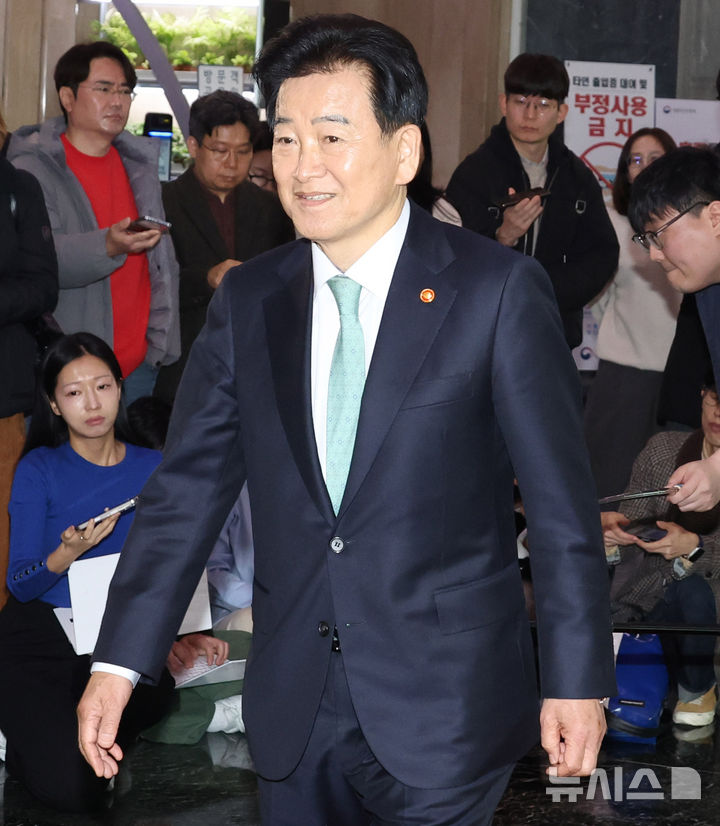 [서울=뉴시스] 추상철 기자 = 정동영 통일부 장관이 16일 오전 서울 종로구 정부서울청사에서 '김민석 국무총리와 트럼프 미국 대통령의 면담'을 통한 대북정책과 관련 취재진의 질문에 답변한 후 이동하고 있다. 2026.03.16. scchoo@newsis.com