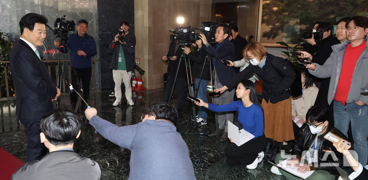 [서울=뉴시스] 추상철 기자 = 정동영 통일부 장관이 16일 오전 서울 종로구 정부서울청사에서 '김민석 국무총리와 트럼프 미국 대통령의 면담'을 통한 대북정책과 관련 취재진의 질문에 답변하고 있다. 2026.03.16. scchoo@newsis.com