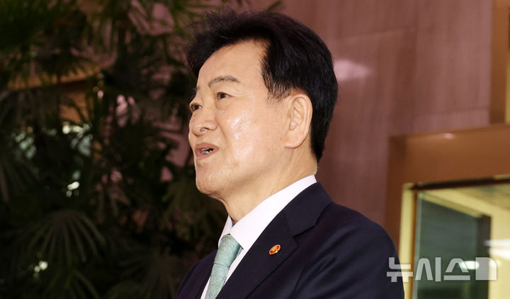 [서울=뉴시스] 추상철 기자 = 정동영 통일부 장관이 16일 오전 서울 종로구 정부서울청사에서 '김민석 국무총리와 트럼프 미국 대통령의 면담'을 통한 대북정책과 관련 취재진의 질문에 답변하고 있다. 2026.03.16. scchoo@newsis.com