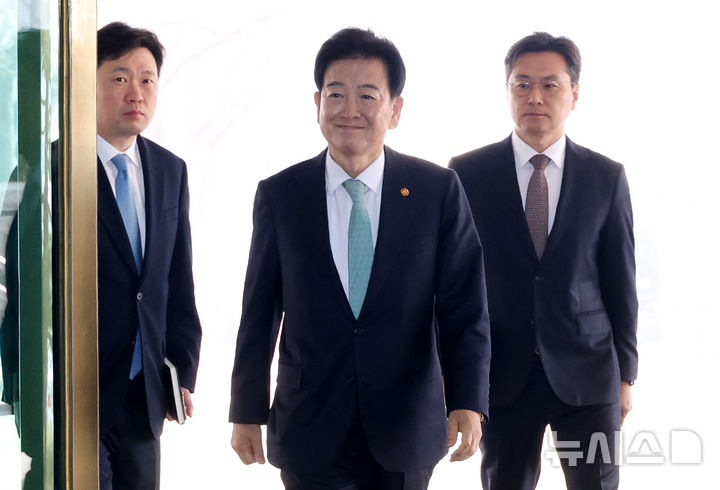 [서울=뉴시스] 추상철 기자 = 정동영 통일부 장관이 16일 오전 서울 종로구 정부서울청사로 들어서고 있다. 2026.03.16. scchoo@newsis.com