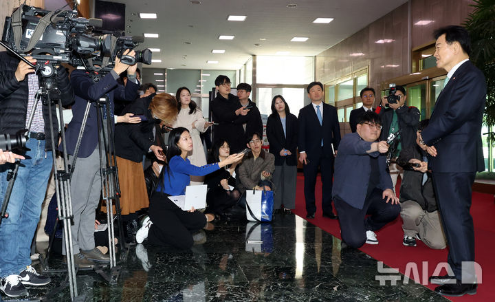 [서울=뉴시스] 추상철 기자 = 정동영 통일부 장관이 16일 오전 서울 종로구 정부서울청사에서 '김민석 국무총리와 트럼프 미국 대통령의 면담'을 통한 대북정책과 관련 취재진의 질문에 답변하고 있다. 2026.03.16. scchoo@newsis.com