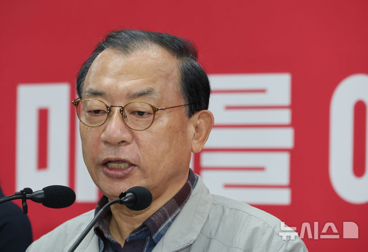 [서울=뉴시스] 김금보 기자 = 이정현 국민의힘 공천관리위원장이 16일 오전 서울 여의도 국민의힘 중앙당사에서 기자회견을 열고 김영환 충북도지사를 지방선거 공천 컷오프한다고 밝히고 있다. 2026.03.16. kgb@newsis.com