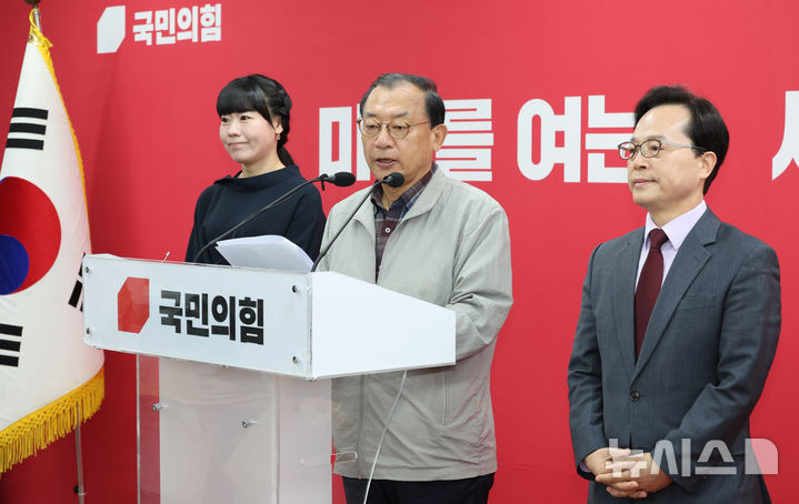 [서울=뉴시스] 김금보 기자 = 이정현 국민의힘 공천관리위원장이 16일 오전 서울 여의도 국민의힘 중앙당사에서 기자회견을 열고 김영환 충북도지사를 지방선거 공천 컷오프한다고 밝히고 있다. 2026.03.16. kgb@newsis.com