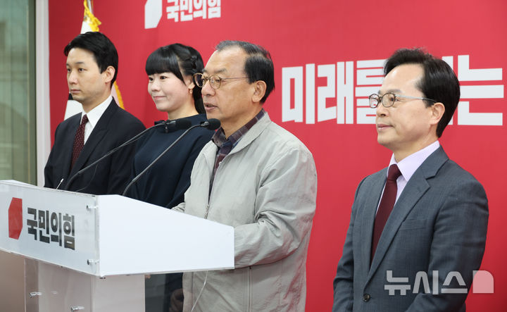 [서울=뉴시스] 김금보 기자 = 이정현 국민의힘 공천관리위원장이 16일 오전 서울 여의도 국민의힘 중앙당사에서 기자회견을 열고 김영환 충북도지사를 지방선거 공천 컷오프한다고 밝히고 있다. 2026.03.16. kgb@newsis.com