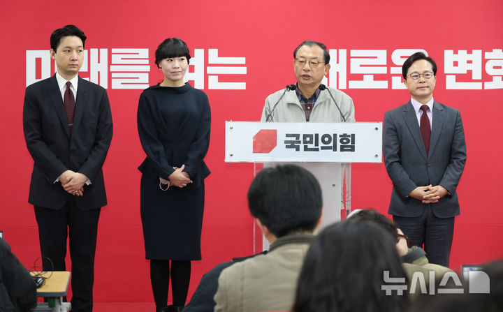 [서울=뉴시스] 김금보 기자 = 이정현 국민의힘 공천관리위원장이 16일 오전 서울 여의도 국민의힘 중앙당사에서 기자회견을 열고 김영환 충북도지사를 지방선거 공천 컷오프한다고 밝히고 있다. 2026.03.16. kgb@newsis.com