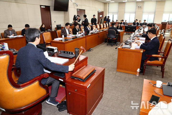 [서울=뉴시스] 김명년 기자 = 윤건영 국회 행정안전위원회 법안심사제1소위원장이 16일 오전 서울 여의도 국회에서 열린 소위원회에서 의사봉을 두드리고 있다. 2026.03.16. kmn@newsis.com