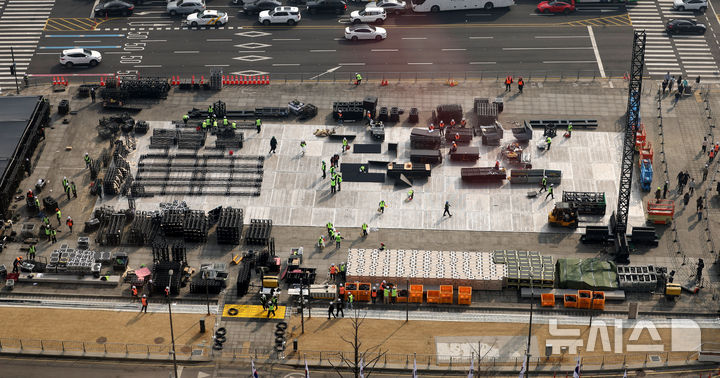 [서울=뉴시스] 추상철 기자 = 방탄소년단(BTS)의 서울 광화문광장 컴백 공연을 닷새 앞둔 16일 오전 서울 종로구 광화문광장에서 무대 설치 작업이 진행되고 있다. 2026.03.16. scchoo@newsis.com