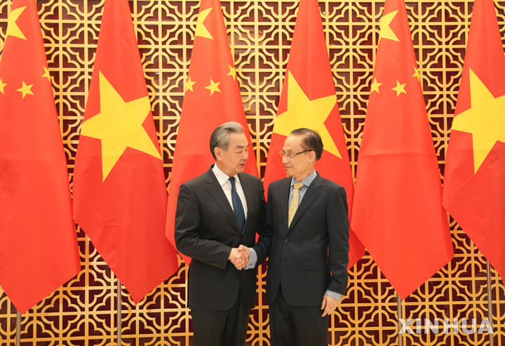 [하노이=신화/뉴시스] 왕이 중국 공산당 중앙정치국 위원 겸 외교부장(왼쪽)이 15일 하노이에서 레 화이 쭝 베트남 외교부 장관과 회담에 앞서 악수하고 있다. 2026.03.16
