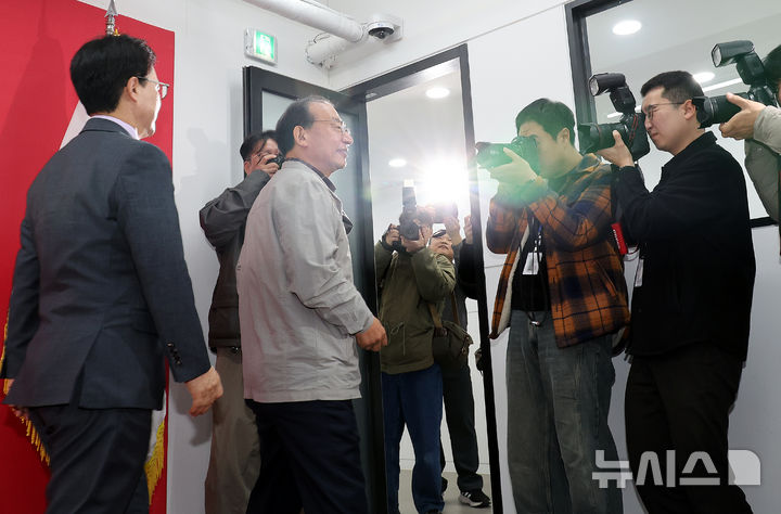 [서울=뉴시스] 김금보 기자 = 이정현 국민의힘 공천관리위원장이 16일 오전 서울 여의도 국민의힘 중앙당사에서 김영환 충북지사 지방선거 공천 컷오프 발표를 마친 뒤 퇴장하고 있다. 2026.03.16. kgb@newsis.com