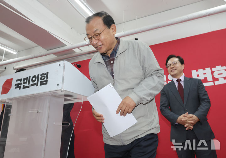 [서울=뉴시스] 김금보 기자 = 이정현 국민의힘 공천관리위원장이 16일 오전 서울 여의도 국민의힘 중앙당사에서 김영환 충북지사 지방선거 공천 컷오프 발표를 마친 뒤 인사하고 있다. 2026.03.16. kgb@newsis.com