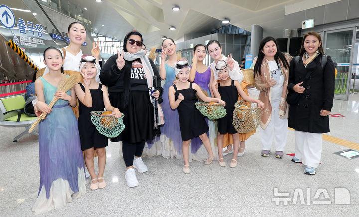 [서귀포=뉴시스] 우장호 기자 = 16일 오전 제주 서귀포시 강정항 크루즈터미널에서 11만4500t급 호화 크루즈 코스타 세레나호 내린 필리핀 관광객들을 위한 환영행사가 열리고 있다.필리핀발 첫 한국 방문 크루즈인 코스타 세레나호는 대만 지룽과 일본 후쿠오카를 거쳐 19일 마닐라로 귀항하게 된다. 2026.03.16. woo1223@newsis.com