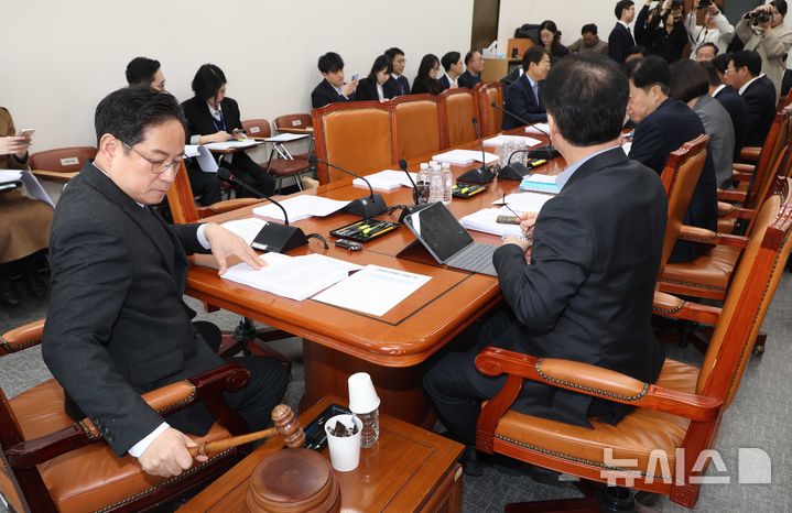 [서울=뉴시스] 조성봉 기자= 박수영 재정경제기획위 조세소위 위원장이 16일 오전 서울 여의도 국회에서 열린 재정경제기획위원회 조세소위원회에서 의사봉을 두드리고 있다.2026.03.16. suncho21@newsis.com