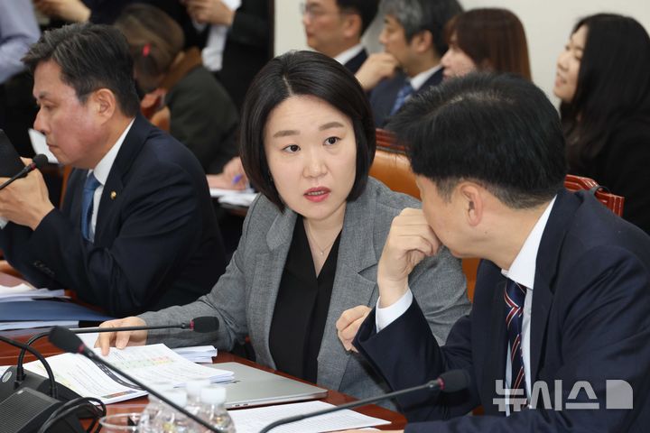 [서울=뉴시스] 조성봉 기자= 이소영 더불어민주당 의원이 16일 오전 서울 여의도 국회에서 열린 재정경제기획위원회 조세소위원회에서 오기형(오른쪽) 의원과 대화를 하고 있다.2026.03.16. suncho21@newsis.com