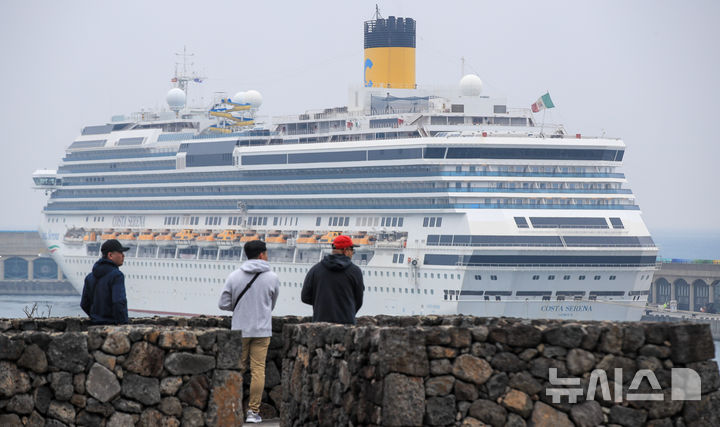 [서귀포=뉴시스] 우장호 기자 = 16일 오전 제주 서귀포시 강정항 크루즈터미널 부두에 필리핀 관광객 2233명 태우고 입항한 11만4500t급 호화 크루즈 코스타 세레나호가 정박해 있다. 2026.03.16. woo1223@newsis.com