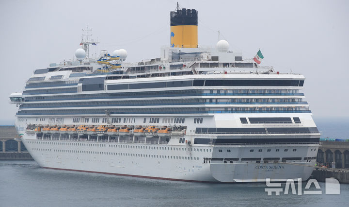 [서귀포=뉴시스] 우장호 기자 = 16일 오전 제주 서귀포시 강정항 크루즈터미널 부두에 필리핀 관광객 2233명 태우고 입항한 11만4500t급 호화 크루즈 코스타 세레나호가 정박해 있다. 필리핀발 첫 한국 방문 크루즈인 코스타 세레나호는 대만 지룽과 일본 후쿠오카를 거쳐 19일 마닐라로 귀항하게 된다. 2026.03.16. woo1223@newsis.com