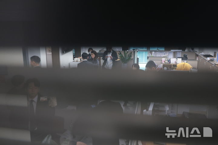 [서울=뉴시스] 고승민 기자 = 2차 종합특검(권창영 특별검사) 관계자들이 16일 서울 여의도 국회 윤한홍 국민의힘 의원실을 압수수색하고 있다. 2026.03.16. kkssmm99@newsis.com
