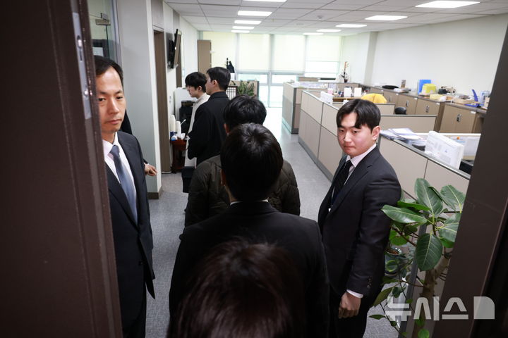 [서울=뉴시스] 고승민 기자 = 2차 종합특검(권창영 특별검사) 관계자들이 16일 서울 여의도 국회 윤한홍 국민의힘 의원실을 압수수색하기 위해 의원실로 들어서고 있다. 2026.03.16. kkssmm99@newsis.com