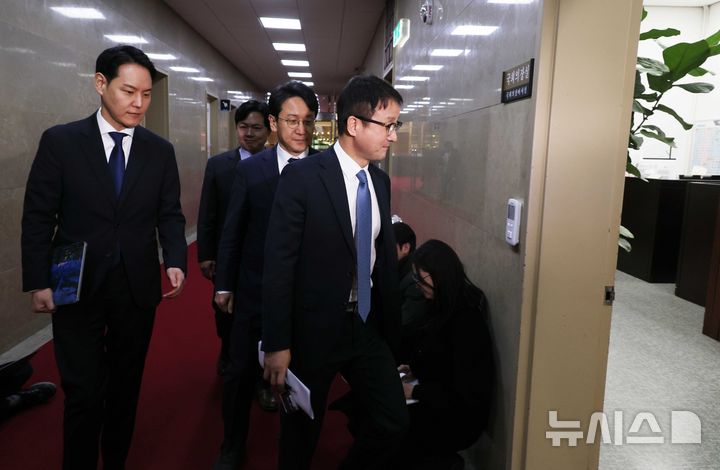 [서울=뉴시스] 조성봉 기자 = 한병도 더불어민주당 원내대표를 비롯한 원내지도부가 국정조사 추진 관련 논의를 위해 16일 오전 서울 여의도 국회 의장실로 향하고 있다. 한 원내대표는 '윤석열정권 조작기소 진상규명 및 공소취소를 위한 국정조사 추진위원회' 위원장을 맡고 있다. 2026.03.16. suncho21@newsis.com