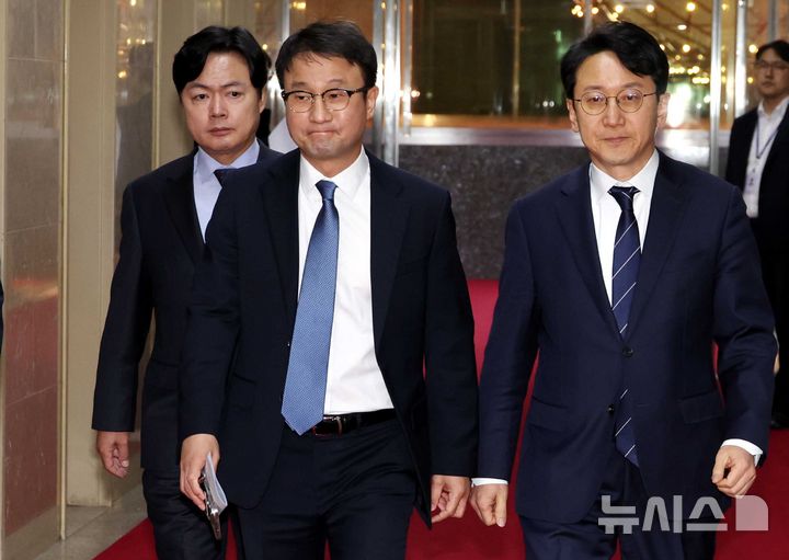 [서울=뉴시스] 조성봉 기자 = 한병도 더불어민주당 원내대표를 비롯한 원내지도부가 국정조사 추진 관련 논의를 위해 16일 오전 서울 여의도 국회 의장실로 향하고 있다. 한 원내대표는 '윤석열정권 조작기소 진상규명 및 공소취소를 위한 국정조사 추진위원회' 위원장을 맡고 있다. 2026.03.16. suncho21@newsis.com