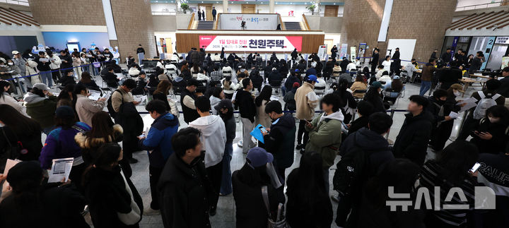 [인천=뉴시스] 전진환 기자 = 지난 3월16일 인천 남동구 인천시청 중앙홀에 마련된 천원주택(전세임대주택) 접수처에서 예비 입주자들이 접수를 하고 있다. 2026.03.16. amin2@newsis.com
