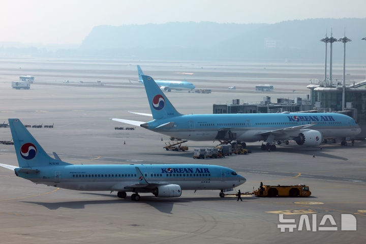 [인천공항=뉴시스] 배훈식 기자 = 이란 전쟁 여파로 급등한 국제유가로 항공사 유류할증료도 큰 폭으로 상승할 것이 예상된다. 4월 유류할증료 고시를 앞둔 16일 오전 인천국제공항 계류장에 항공기들이 운항 준비를 하고 있다. 2026.03.16. dahora83@newsis.com