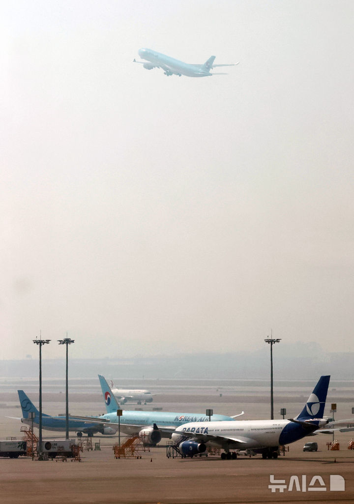 [인천공항=뉴시스] 배훈식 기자 = 이란 전쟁 여파로 급등한 국제유가로 항공사 유류할증료도 큰 폭으로 상승할 것이 예상된다. 4월 유류할증료 고시를 앞둔 16일 오전 인천국제공항 계류장에 항공기들이 운항 준비를 하고 있다. 2026.03.16. dahora83@newsis.com