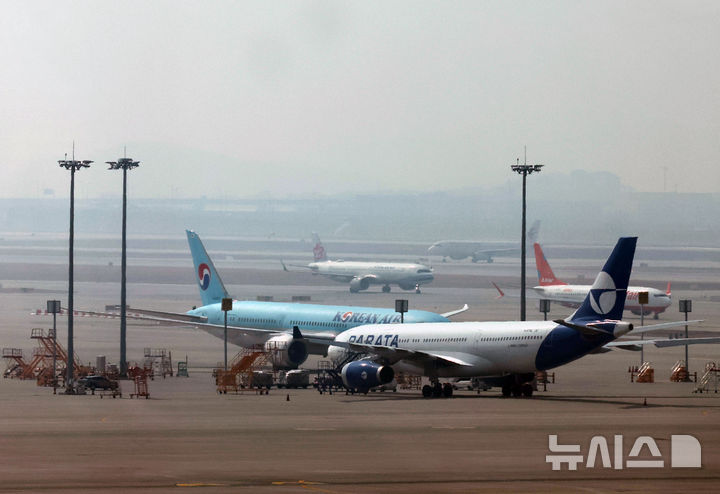 [인천공항=뉴시스] 배훈식 기자 = 이란 전쟁 여파로 급등한 국제유가로 항공사 유류할증료도 큰 폭으로 상승할 것이 예상된다. 4월 유류할증료 고시를 앞둔 16일 오전 인천국제공항 계류장에 항공기들이 운항 준비를 하고 있다. 2026.03.16. dahora83@newsis.com