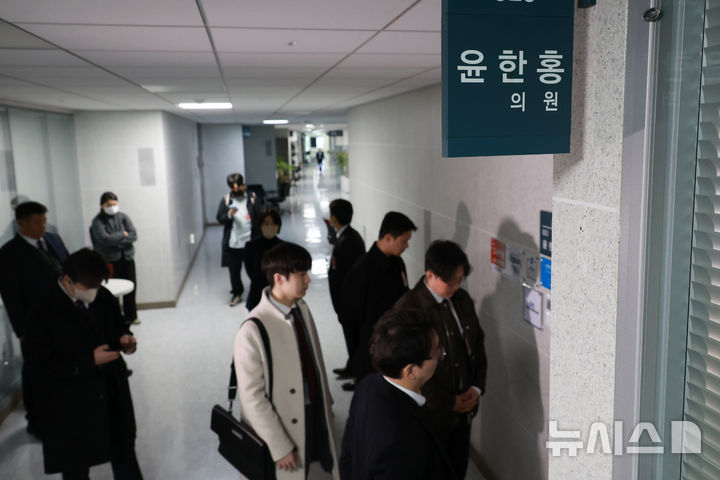 [서울=뉴시스] 고승민 기자 = 2차 종합특검(권창영 특별검사) 관계자들이 16일 서울 여의도 국회 윤한홍 국민의힘 의원실을 압수수색하기 전 대기하고 있다. 2026.03.16. kkssmm99@newsis.com