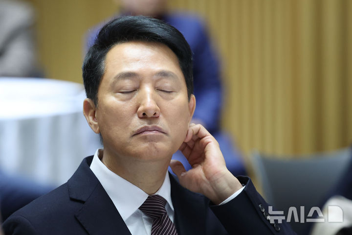 [서울=뉴시스] 권창회 기자 = 오세훈 서울시장이 16일 서울 중구 서울시청에서 열린 강북횡단 지하도시고속도로 건설 민-관-학 정책협의회 발족식에서 머리를 긁적이고 있다. 2026.03.16. kch0523@newsis.com