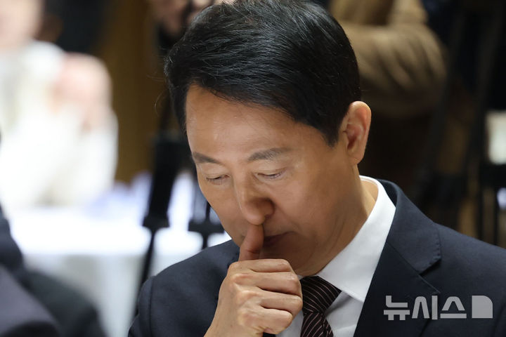 [서울=뉴시스] 권창회 기자 = 오세훈 서울시장이 16일 서울 중구 서울시청에서 열린 강북횡단 지하도시고속도로 건설 민-관-학 정책협의회 발족식에서 얼굴을 만지고 있다. 2026.03.16. kch0523@newsis.com