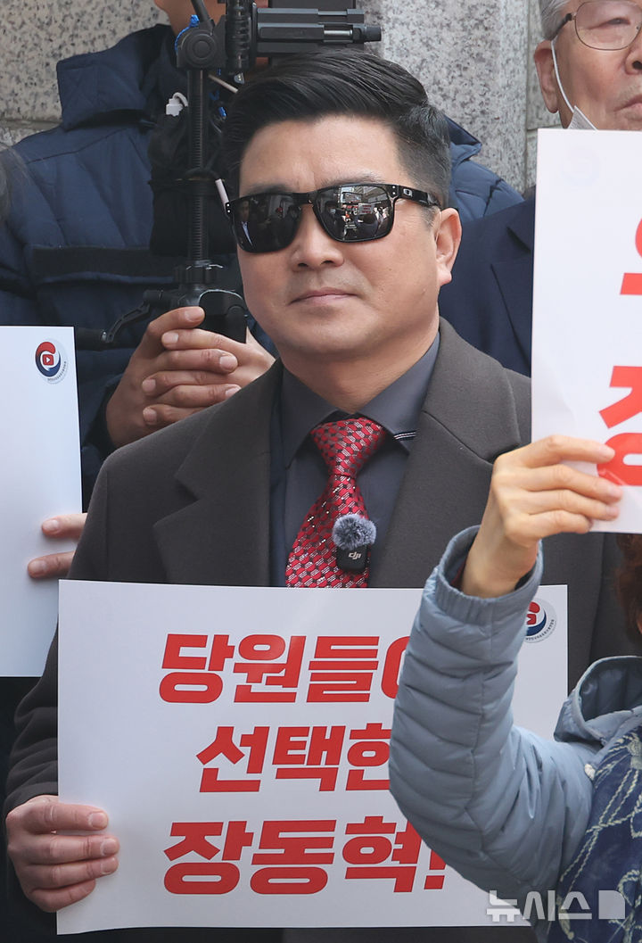 [서울=뉴시스] 김금보 기자 = 김현태 전 특전사 707특수임무단장이 16일 오전 서울 여의도 국민의힘 중앙당사 앞에서 대한민국자유유튜브총연합회 주최로 열린 '장동혁 당대표 지지 집회'에 참가해 있다. 2026.03.16. kgb@newsis.com