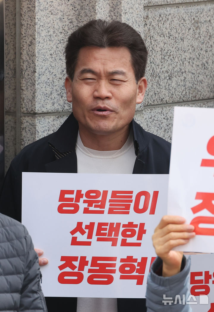 [서울=뉴시스] 김금보 기자 = 유튜버 전한길(본명 전유관)씨가 16일 오전 서울 여의도 국민의힘 중앙당사 앞에서 대한민국자유유튜브총연합회 주최로 열린 '장동혁 당대표 지지 집회'에 참가해 있다. 2026.03.16. kgb@newsis.com