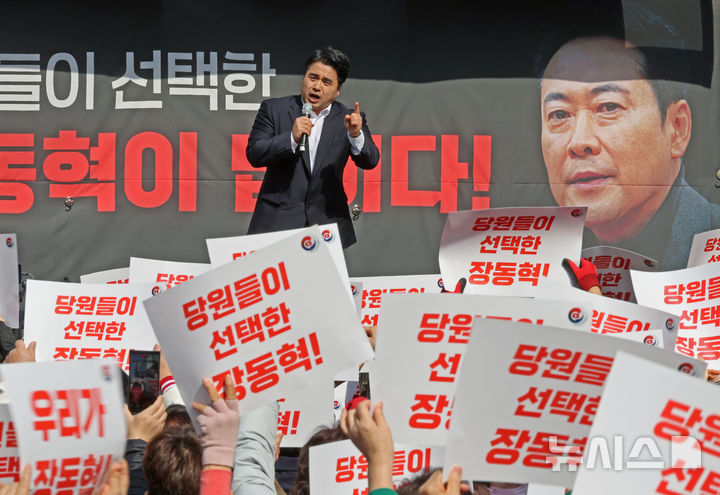 [서울=뉴시스] 김금보 기자 = 유튜버 김성원 씨가 16일 오전 서울 여의도 국민의힘 중앙당사 앞에서 대한민국자유유튜브총연합회 주최로 열린 '장동혁 당대표 지지 집회'에서 발언을 하고 있다. 2026.03.16. kgb@newsis.com