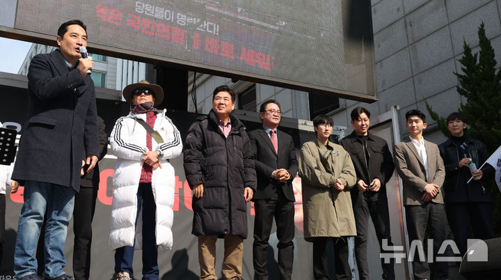 [서울=뉴시스] 김금보 기자 = 강용석 전 변호사, 고성국 정치평론가 등 유튜버들이 16일 오전 서울 여의도 국민의힘 중앙당사 앞에서 대한민국자유유튜브총연합회 주최로 열린 '장동혁 당대표 지지 집회'에서 구호를 외치고 있다. 2026.03.16. kgb@newsis.com