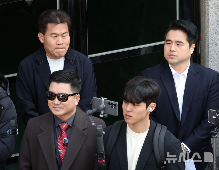 [서울=뉴시스] 김금보 기자 = 유튜버 전한길(왼쪽 위)씨, 유튜버 김성원(오른쪽 위) 씨, 김현태(왼쪽 아래) 전 특전사 707특수임무단장 등 유튜버들이 16일 오전 서울 여의도 국민의힘 중앙당사 앞에서 대한민국자유유튜브총연합회 주최로 열린 '장동혁 당대표 지지 집회'에 참가해 있다. 2026.03.16. kgb@newsis.com