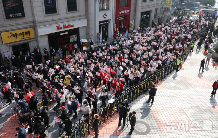 [서울=뉴시스] 김금보 기자 = 16일 오전 서울 여의도 국민의힘 중앙당사 앞에서 대한민국자유유튜브총연합회 주최로 '장동혁 당대표 지지 집회'가 열리고 있다. 2026.03.16. kgb@newsis.com