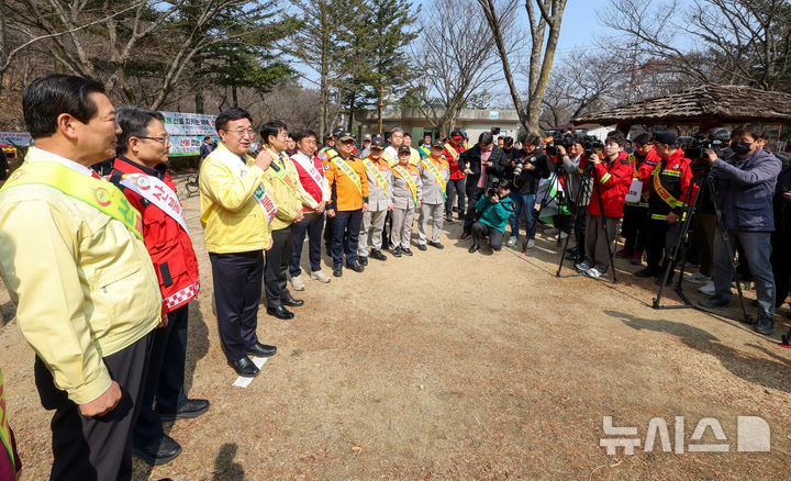 [대구=뉴시스] 이무열 기자 = 윤호중 행정안전부 장관이 16일 대구 남구 앞산공원을 찾아 산불진화대원과 의용소방대원들을 격려하고 있다. 2026.03.16. lmy@newsis.com