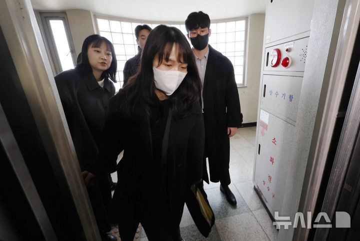 [서울=뉴시스] 조성우 기자 = 3대 특검의 남은 의혹들을 수사하는 2차 종합 특별검사팀이 '관저 이전 의혹'과 관련해 윤한홍 국민의힘 의원에 대한 압수수색에 나선 16일 서울 강남구 삼성동 윤 의원 자택에서 특검팀 관계자가 이동하고 있다. 2026.03.16. xconfind@newsis.com