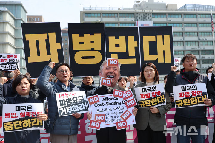 [서울=뉴시스] 권창회 기자 = 양경수 민주노총 위원장을 비롯한 조합원들이 16일 서울 종로구 주한미국대사관 인근에서 열린 미국 호르무즈 해협 파병 요구 규탄 및 파병 반대 긴급 기자회견에서 호르무즈 파병 요구 규탄 퍼포먼스를 한 뒤 구호를 외치고 있다. 2026.03.17. kch0523@newsis.com