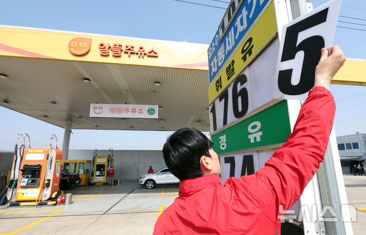 [청주=뉴시스] 강종민 기자 = 16일 충북 청주의 한 알뜰주유소에서 관계자가 가격표시판 숫자를 조정하고 있다. 2026.03.16. ppkjm@newsis.com