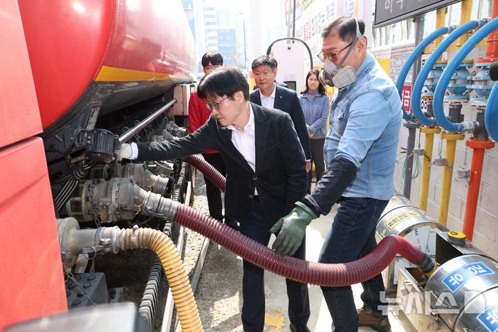 [청주=뉴시스] 강종민 기자 = 김정관 산업통상부 장관이 16일 충북 청주의 한 알뜰주유소를 찾아 최고가격제 시행 후 처음 주문한 탱크로리 입하(탱크로리의 기름을 주유소 저장고로 옮기는 과정) 과정을 참관하고 있다. 2026.03.16. ppkjm@newsis.com
