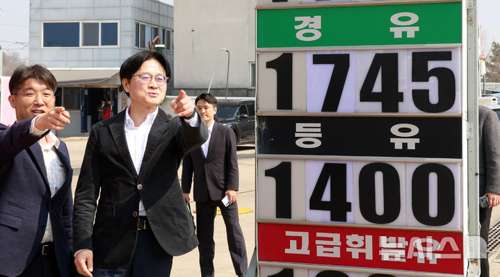 [청주=뉴시스] 강종민 기자 = 김정관 산업통상부 장관이 16일 충북 청주의 한 알뜰주유소를 찾아 석유 최고가격제 시행 이후 주유소 가격 동향을 점검하고 있다. 2026.03.16. ppkjm@newsis.com
