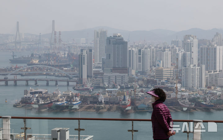 [부산=뉴시스] 하경민 기자 = 부산지역 초미세먼지 농도가 '나쁨' 수준으로 나타난 16일 서구 부산항전망대에서 바라본 부산항이 뿌옇게 보이고 있다. 2026.03.16. yulnetphoto@newsis.com